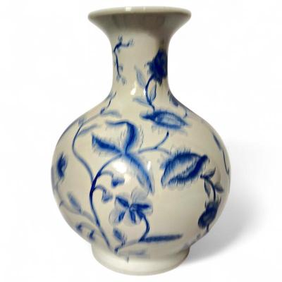 Sale Photo Thumbnail #63: Blue & White Chinese Bottle Vase
