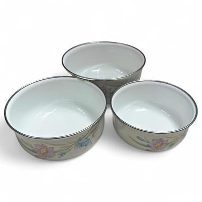Sale Photo Thumbnail #296: Mikasa UN409 Gabriele Enamel Metal Bowls, Set of Three