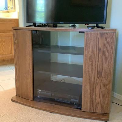 Samsung 32” Tv, Pioneer Compact Disc Player, Tv Stand 