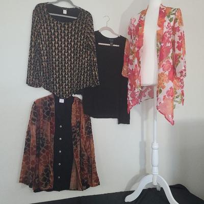 Citiknit Size Medium And 1 Slinky Brand Floral Kimono