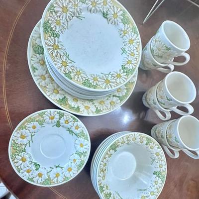 Metlox Poppytrail Sculptured "Daisy" Dinnerware set