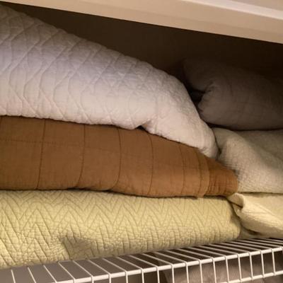 Sale Photo Thumbnail #91: Various quilts