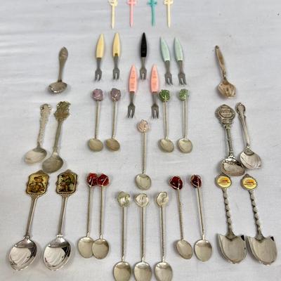 Souvenir Spoons & Silver Plated Collectible Spoons 