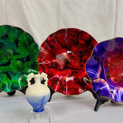 Merlion Crystalline Asian Vase and Resin decorative plates
