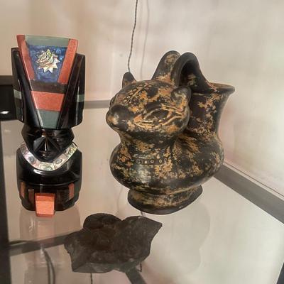 Vintage reproduction of a Pre-Columbian stirrup-spout bottle with a feline figure And Obsidian Figur