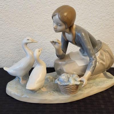 Lladro: "Feeding the Ducks" (K)