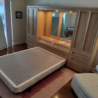 Thomasville Attached Wooden Storage Bedframe/Bedroom Set + Boxpring And Rug