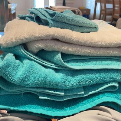 White And Teal Towel Assortment In Great condition