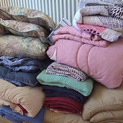 5 Blankets 7 Comforter 3 Sheets F/Q Lot, 5 Woven Blankets, 3 Down Comforter, 3 Comforters W/...
