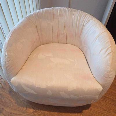 Retro Cream Swivel Barrel Chair 28"×28"×27"