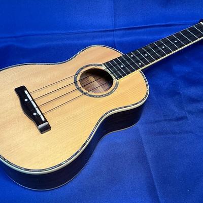 Mitchell MU-70 Concert Ukulele 