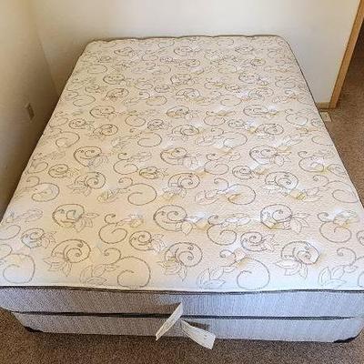 Northwest Bedding - McLoughlin - Plush Queen Mattress and Box Spring