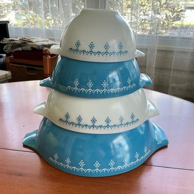 Pyrex Snowflake Blue Garland Mixing Bowl Set