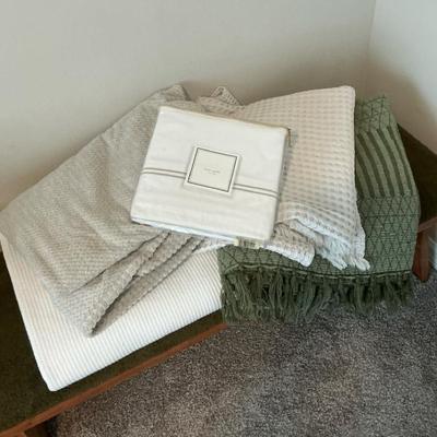 Kate Spade Queen Sheet Set With Throws