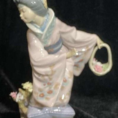 Lladro Geisha Figurine