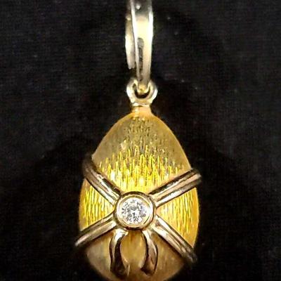 18K Gold Diamond Pendant 