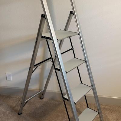 Frontgate Ultralight Slimline 4 Step Stool (Retail 200$)