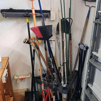 18+pc Yard & Garden Tools w/ Stand - Fiskars, Harper, A.M. Leonard, Goserud