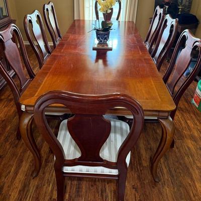 Expandable Dining Table for 8 with 2 Removable Leaves + Matching Chairs – Great Condition (Flower Va
