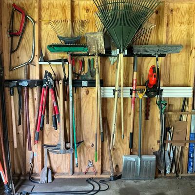 Landscaping Tools - Large Lot ! 