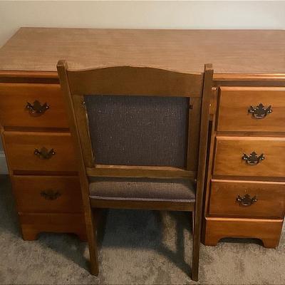 Traditional Sturdy Wood Desk And Chair