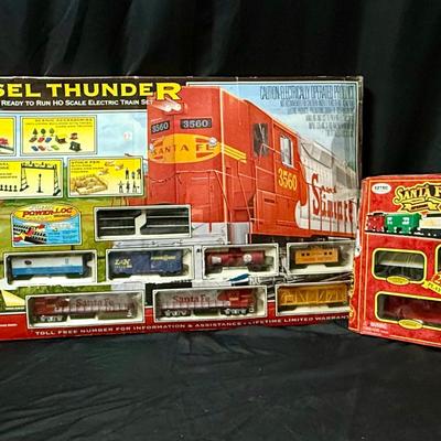 Lot 457: Lot of 2 Santa Fe Train Sets – Life-Like HO Scale Diesel Thunder & Eztec Battery Operated –