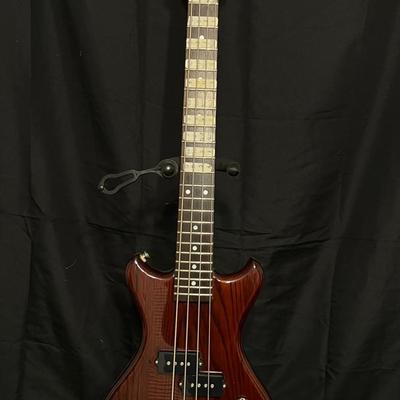 Lot 312: Vintage Quest by Vantage Short-Scale Bass Guitar – Made in Japan – Original Hardbody Case