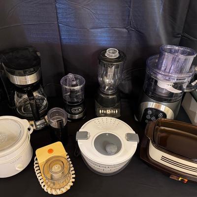 Lot 200: Small Kitchen Appliance Collection
