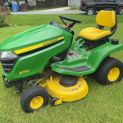 Lot 515: John Deere X350 Riding Lawnmower