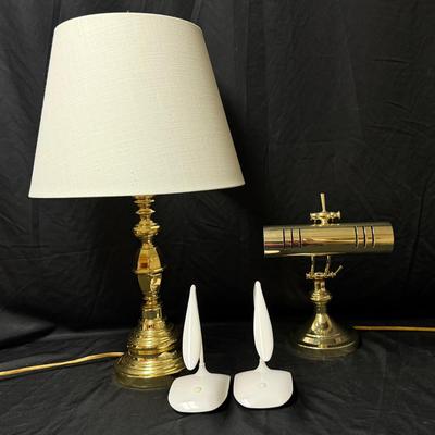 Lot 422: Lot of 4 Table Lamps – Brass Traditional, Brass Banker’s, and Modern White Adjustable