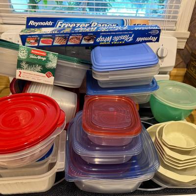 Lot 207: Mystery Glad And Rubbermaid Containers