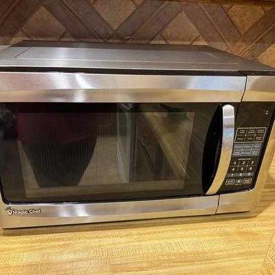Lot 204: Magic Chef Microwave 1100w 