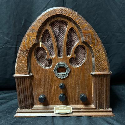 Lot 452: Edgar Collector’s Edition Cathedral-Style Radio – Model 905299 – Working