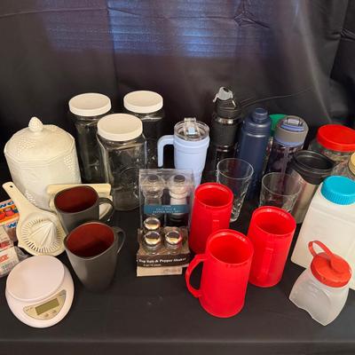 Lot 203: Miscellaneous Kitchen Items 
