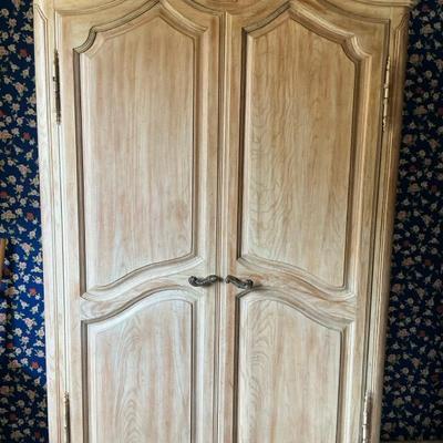 MidCentury Davis Cabinet Company Queen Anne-Style Armoire, Brune Textured Finish