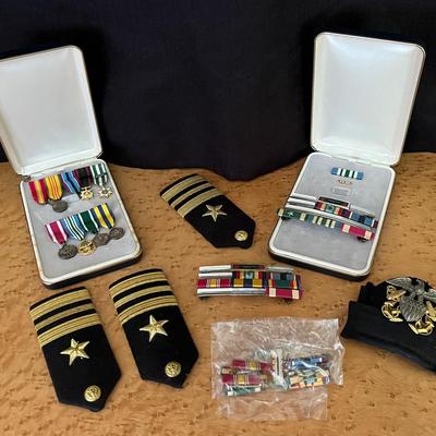 Vintage Military Metals & Pins 