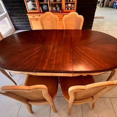 KAS001 - Beautiful Oak-Toned Dining Table w/ Six Chairs