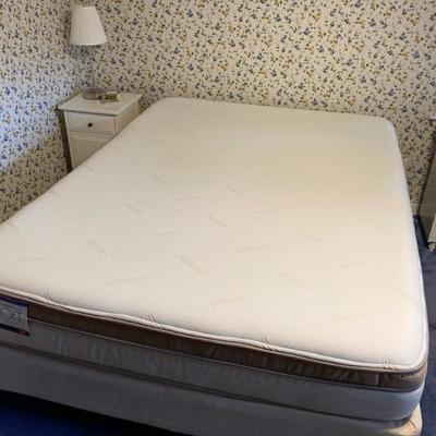 Sale Photo Thumbnail #187: Queen Beautyrest comforpedic Loft mattress