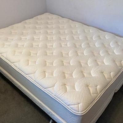 Sale Photo Thumbnail #198: Queen Beautyrest Connoisseur mattress 