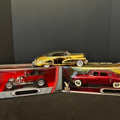 Lot of 3 Diecast 1:18 Scale Classic Cars – Road Signature & More