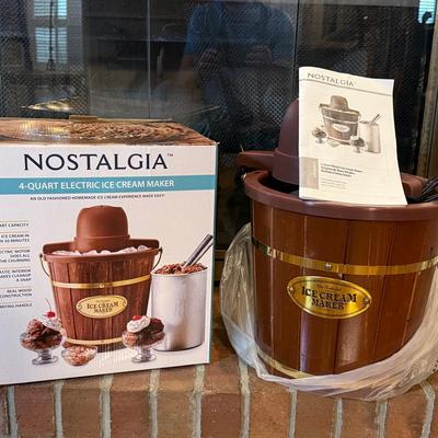 Nostalgia 4qt Ice Cream  