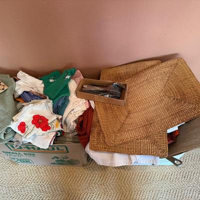 Household Linen & Woven Placemat Lot – Vintage Kitchen & Dining Textiles