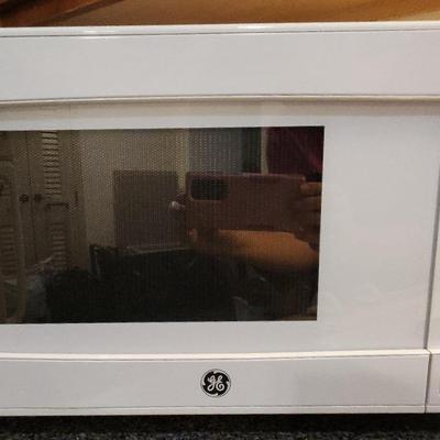 Microwave GE 950 Watt, White, Working, Clean With Glass Turntable 