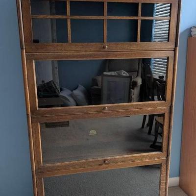 Mission Oak Bookcase – made by Gunn Grand Rapids Michigan - 
Back leg appears broken. 