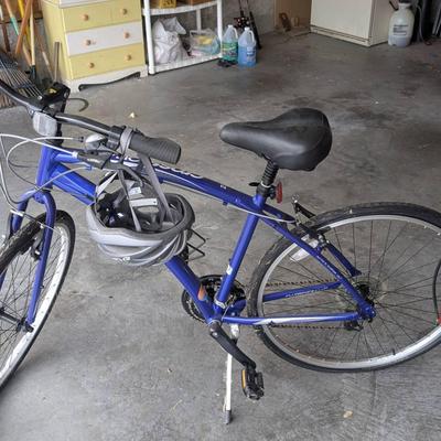 Fuji Crosstown 2.5 Deep Navy Bicycle with Tire Pump