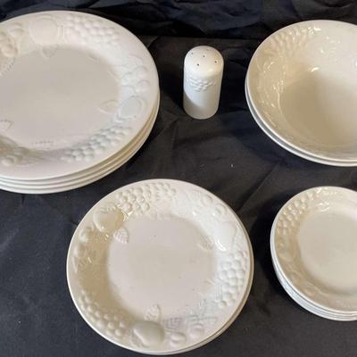 15 Piece Set Of Matching Dinnerware