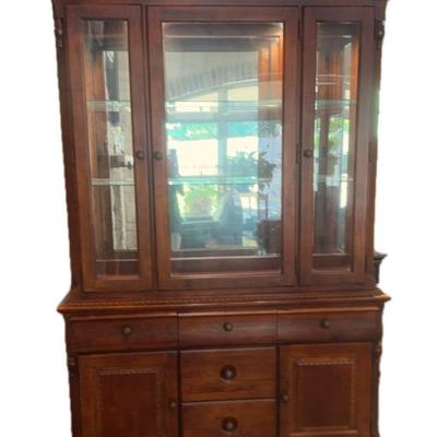 Broyhill illuminated China Cabinet Dark Wood And Glass Shelves 