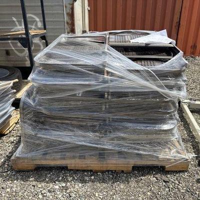 90004 • 30 metal folding chairs