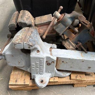 2618 • 3 bench vises