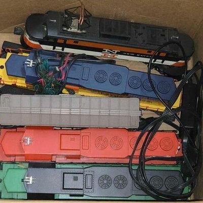 2404 • (5) electric model locomotives & car